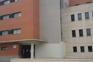 Sanitaris d'un centre de salut de Castelló atenen la motorista ferida en un accident