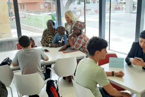 Jóvenes y mayores “viajan juntos” en un nuevo taller intergeneracional