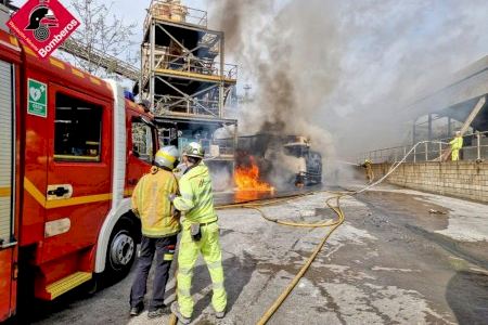VIDEO | Les flames devoren un camió en la cementera d'Alacant
