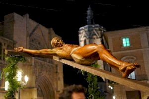 El Vía Crucis diocesano recorre las calles del centro histórico de Valencia