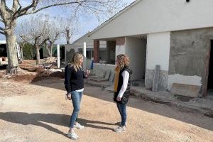 Vall d’Alba encara la última fase del proyecto de remodelación integral de la piscina municipal centrado en los vestuarios y bar