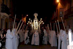 La Virgen de los Dolores vuelve a recorrer las calles de Burriana acompañada por las mujeres