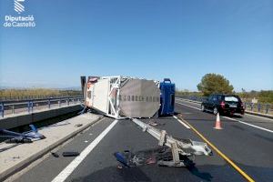 Dos accidentes en la AP7 en Nules y Burriana bloquean la autopista