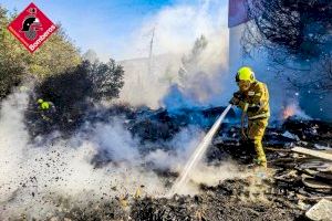 Un incendi calcina una fàbrica abandonada a Alcoi