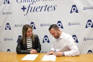 El candidato de Compromís Rafa Mas firma el decálogo de la Asociación de Periodistas de la provincia de Alicante