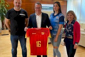 Toni Pérez recibe a la jugadora local Ainhoa Gili, convocada por la Selección Nacional sub-17