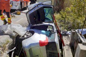 Una familia cae con su coche a una acequia en Gandia