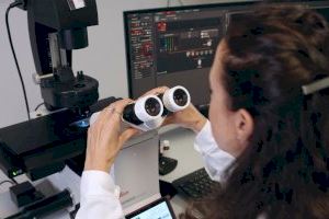 Patenten un dispositiu per a evitar infeccions oculars en usar microscopis