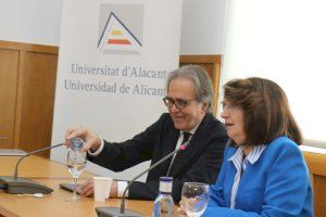 La financiación centra el debate con Subirats en su visita a la Universidad de Alicante