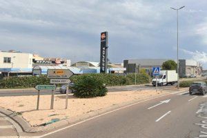Un hombre sin carnet que dio positivo en alcohol roba un coche y se estampa contra una señal en Castellón