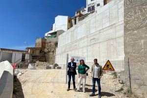 El Director General de Administración Local de la Generalitat visita las obras del muro de la Calle Moratín de Buñol y el Ayuntamiento