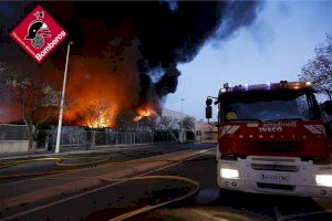 Declarado un incendio en una nave industrial de Elche con una inmensa columna de humo