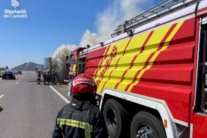 Crema un camió en l'AP-7 al seu pas per La Llosa