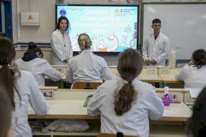 Unos ochenta alumnos de secundaria y unos sesenta estudiantes de Medicina participan en la segunda edición del proyecto MicroMón UJI