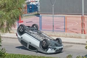 Un aparatós accident a Vila-real acaba amb un cotxe bolcat