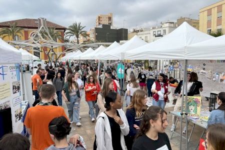 Centenares de vecinos del Baix Maestrat se acercan hasta la XVIII Feria de la Oferta Formativa de Vinaròs
