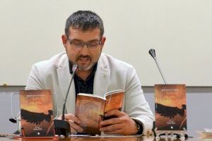 José Antonio Olmedo presenta su último poemario en la Biblioteca de Buñol