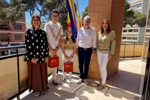 Ramón Marí felicita a dos estudiantes del IES de Albal por imponerse en las Olimpiadas de Historia del Arte de la Universitat de València