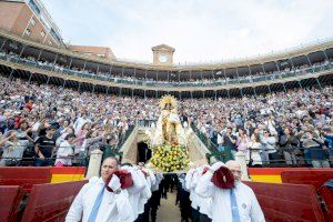Milers de persones omplin la Plaça de Bous de València en un res multitudinari per la Mare de Déu