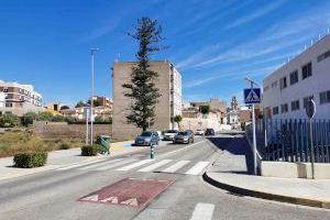 Almenara instala señales luminosas en tres pasos de peatones de l’Avinguda País Valencià