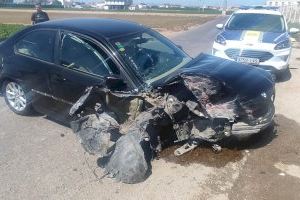 Un BMW se estrella contra una torre de electricidad en Alboraya