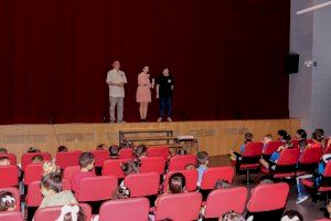 Arranca la XXVI Mostra de Teatre Escolar en el salón de actos del Ayuntamiento de Torrent