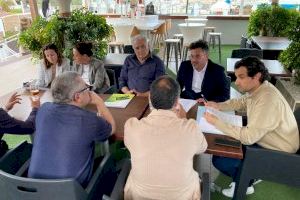 El candidato del PP de Torrevieja presenta el nuevo contrato electoral con el sector hostelero y comercial de la ciudad