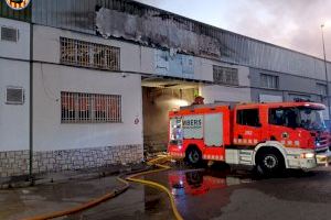 Un incendi arrasa una empresa de matalassos a Alaquàs, causa un ferit i afecta també altres naus limítrofes