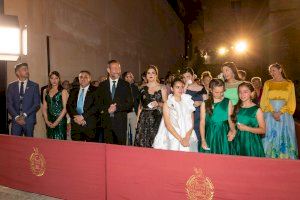 La carrera por el reinado de las Fiestas de Elche de 2023 toma impulso con el tradicional desfile de candidatas en el Palacio de Altamira