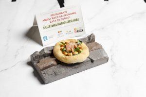 La 'coca de gamba i bleda' made in Alicante gana el concurso nacional de cocas tradicionales
