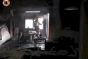 Un herido por quemaduras al arder un bloque de pisos en Ontinyent