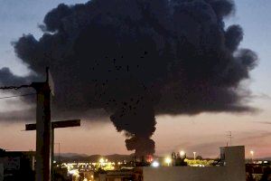 Es crema la nau d'un basar prop de l'aeroport de Manises