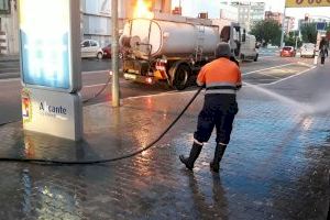 Alicante refuerza el baldeo de calles con la incorporación de siete cubas ante la falta de lluvias