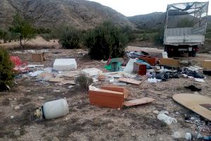 El Ayuntamiento retira un vertido ilegal de escombros en el paraje de La Solana