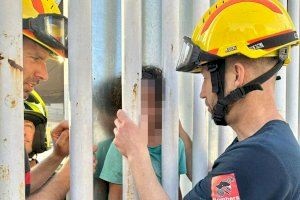 Bomberos rescatan a un niño atrapado entre una valla metálica en Benidorm