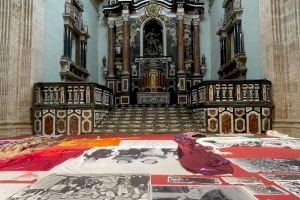 La acción artística convive con la música en directo en el homenaje a las mujeres antifascistas en el monasterio de San Miguel de los Reyes
