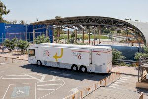 El bus ‘Generación D’ se instala hasta el miércoles en l’Alfàs para ayudar en la mejora de competencias digitales