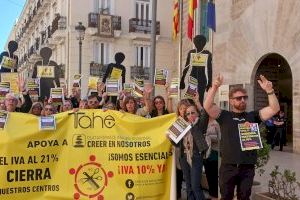 Protesta de los peluqueros valencianos: exigen la bajada del IVA al 10%