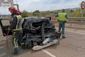 La N-340 pateix un brutal accident entre un camió i un cotxe a Vila-real