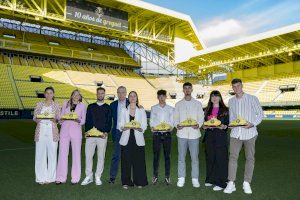 10 años de 'groguets': ocho futbolistas reciben el reconocimiento del Villarreal tras una década en el club