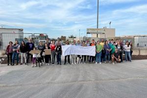 Concentración en Paterna para exigir el regreso de los voluntarios al Refugio de Animales