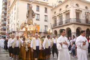 GALERIA | Vila-real mostra la seua devoció a Sant Pasqual amb una processó massiva