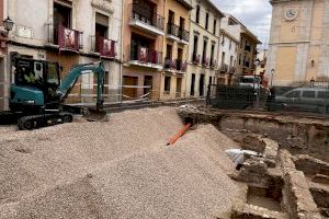 Petrer actúa de emergencia en la excavación de la plaza de Baix tras el corrimiento de un muro romano por las intensas lluvias de estos días