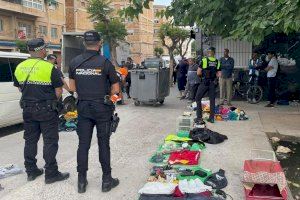 Desmantelan un top manta con ropa de segunda mano en Alicante gracias a las quejas vecinales