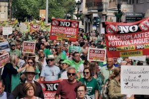 Més de 3.000 persones i 60 tractors s'han manifestat hui a Castelló contra els grans projectes fotovoltaics i en defensa d'un món rural viu