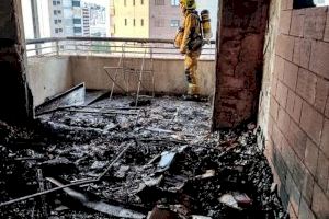 Las llamas devoran una vivienda situada en un edificio de gran altura en Benidorm
