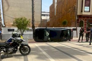 Un coche vuelca sobre el carril bici de la avenida de Lidón de Castelló