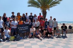 El programa de actividades ‘Horta Neta’ del Consorcio Red Joves.net realiza una limpieza en la playa del Puerto de Sagunto