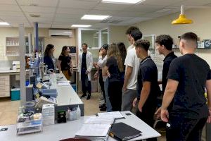 Alumnado del IES Bernat de Sarrià visita el laboratorio municipal