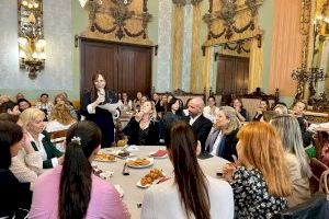 Jaime de los Santos se reúne con más de 200 mujeres en Alicante para hablar sobre “Feminismo inclusivo y real”